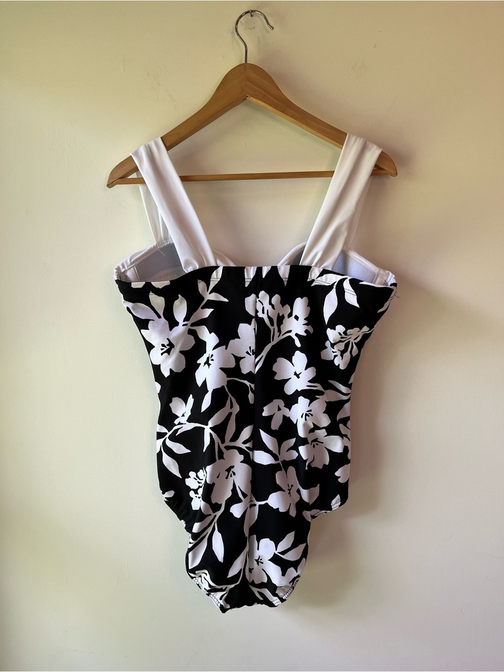 Miraclesuit Saxon Black and White Floral One Piece Slimming Swimsuit Size 14 - Picture 3 of 9